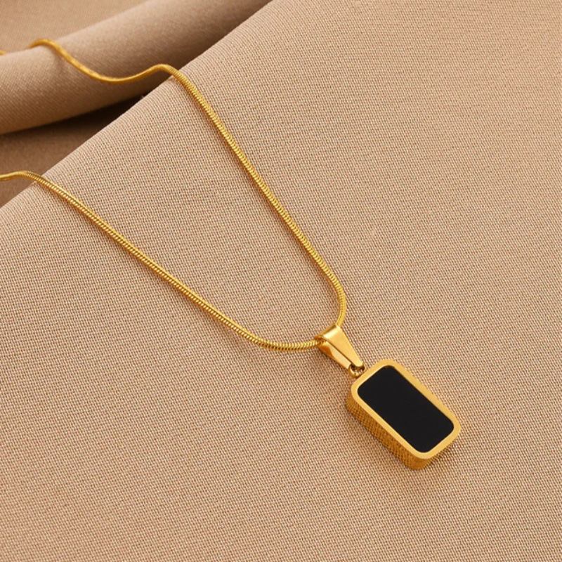 The Antwerp Pendant Necklace
